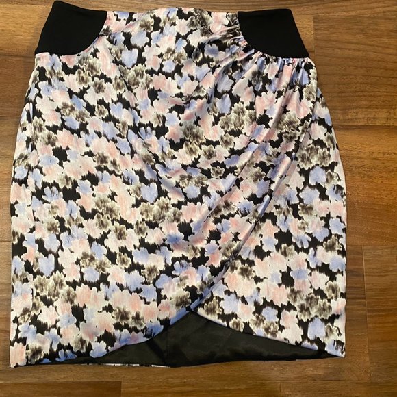 bebe Dresses & Skirts - Bebe Silk Print Mini Skirt, Back Zip Closure Size Medium